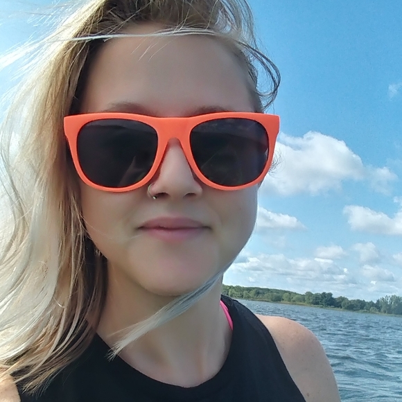 Meet your Posher, Liz - Picture 2 of 5